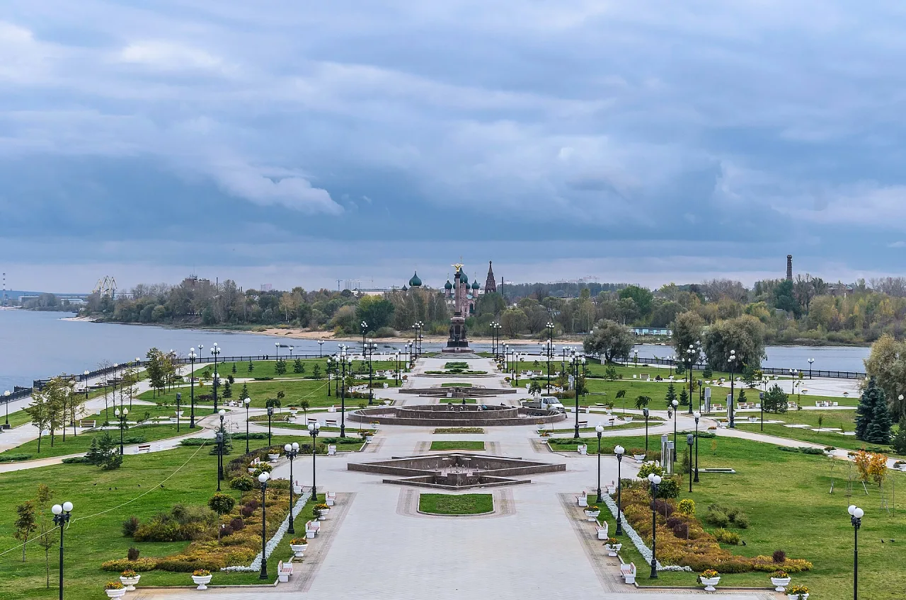 Волга и Которосль на Стрелке — жизнь у воды